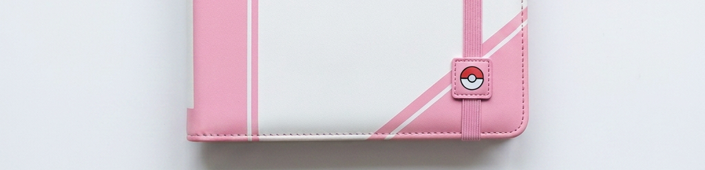 Roze binder op een studioachtergrond